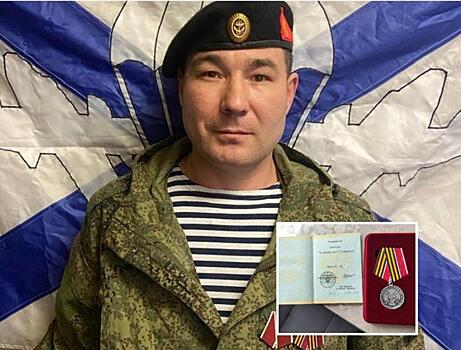Новосибирец с позывным «Утюг» получил медаль «За храбрость» на СВО