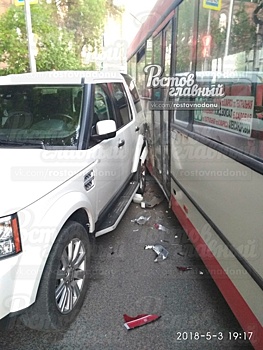 В Ростове автобус задел неправильно припаркованную иномарку