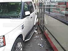 В Ростове автобус задел неправильно припаркованную иномарку