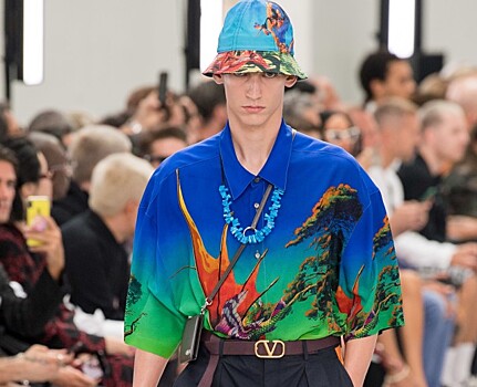 Новая мужская коллекция Valentino: рубашки, плащи и панамы с работами художника-оформителя Роджера Дина