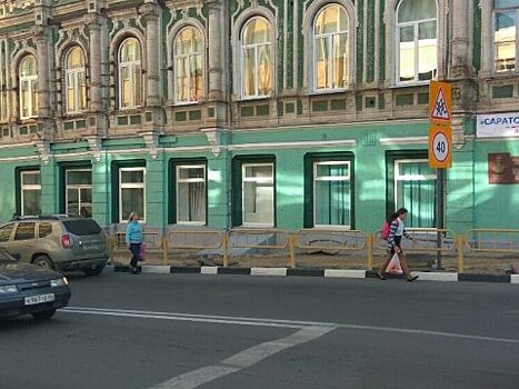 Пешеходов на Московской вынуждают ходить по проезжей части