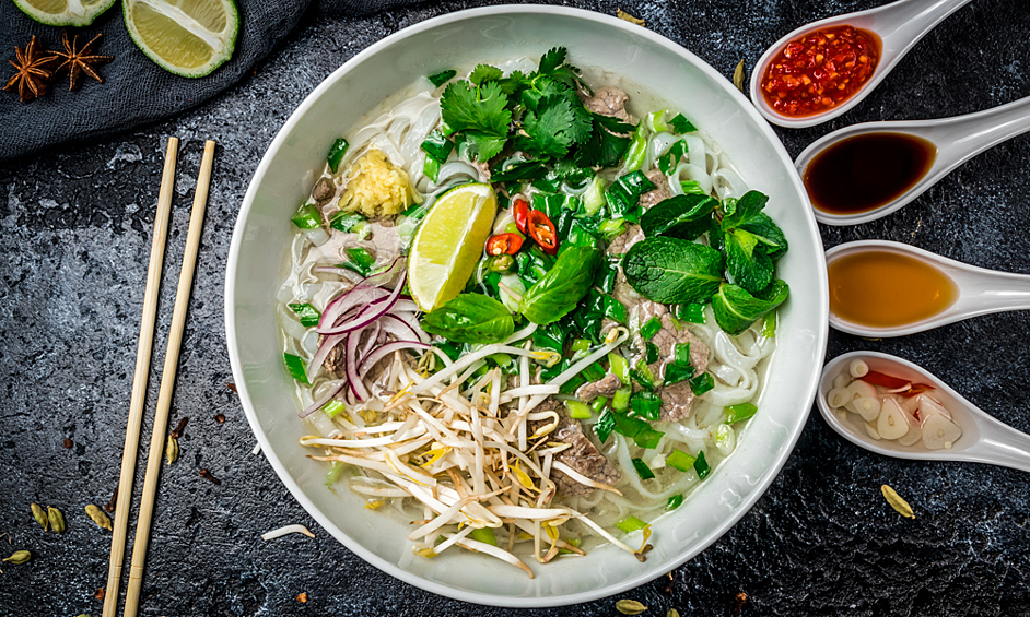 Фо Бо – знаменитый вьетнамский суп, который любят по всему миру. В состав блюда входит бульон, рисовая лапша, говяжья вырезка (также используют курицу и рыбу) и зелень