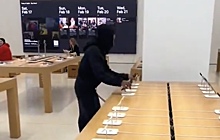 Вор украл из Apple Store в США 49 iPhone на глазах у полицейских