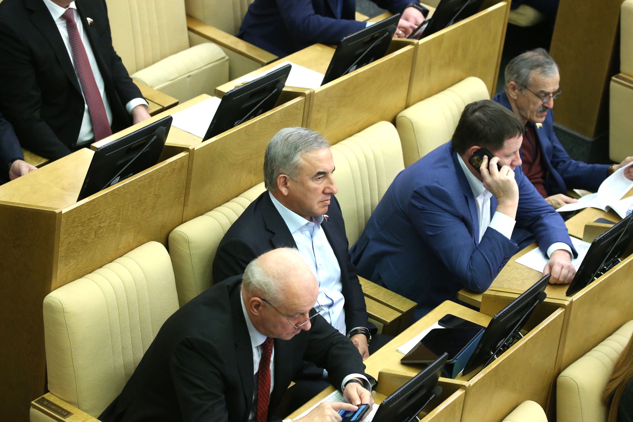 Депутаты Госдумы будут сдавать телефоны перед заседаниями