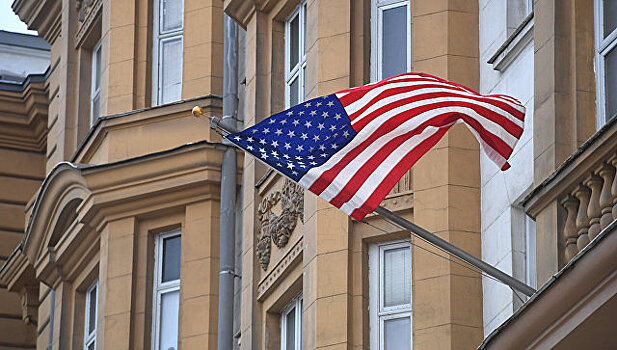 В Москве освобождают склад посольства США