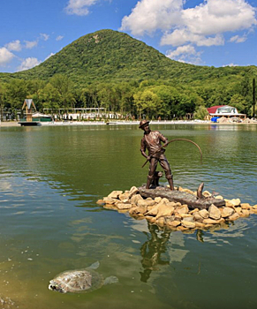 Метровая черепаха стала объектом внимания в Железноводске