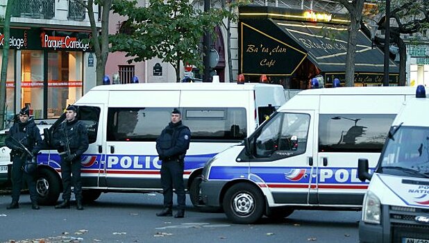 В Париже вооруженный мужчина взял в заложники семь человек