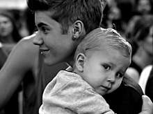 Фото дня: Джастин Бибер в четвертый раз стал старший братом и показал новорожденную сестру