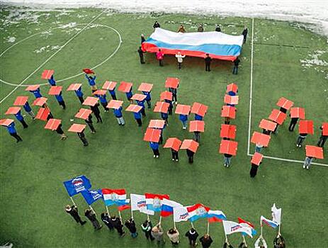 Самарцы выстроились в надпись "КРЫМ" с триколором