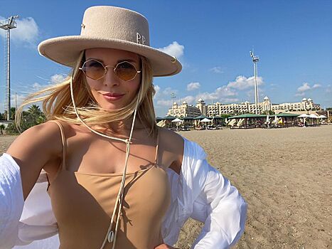 «Красотулька, вся в мамульку»: подросшая дочка Горбань позирует на пляже в соломенной шляпке