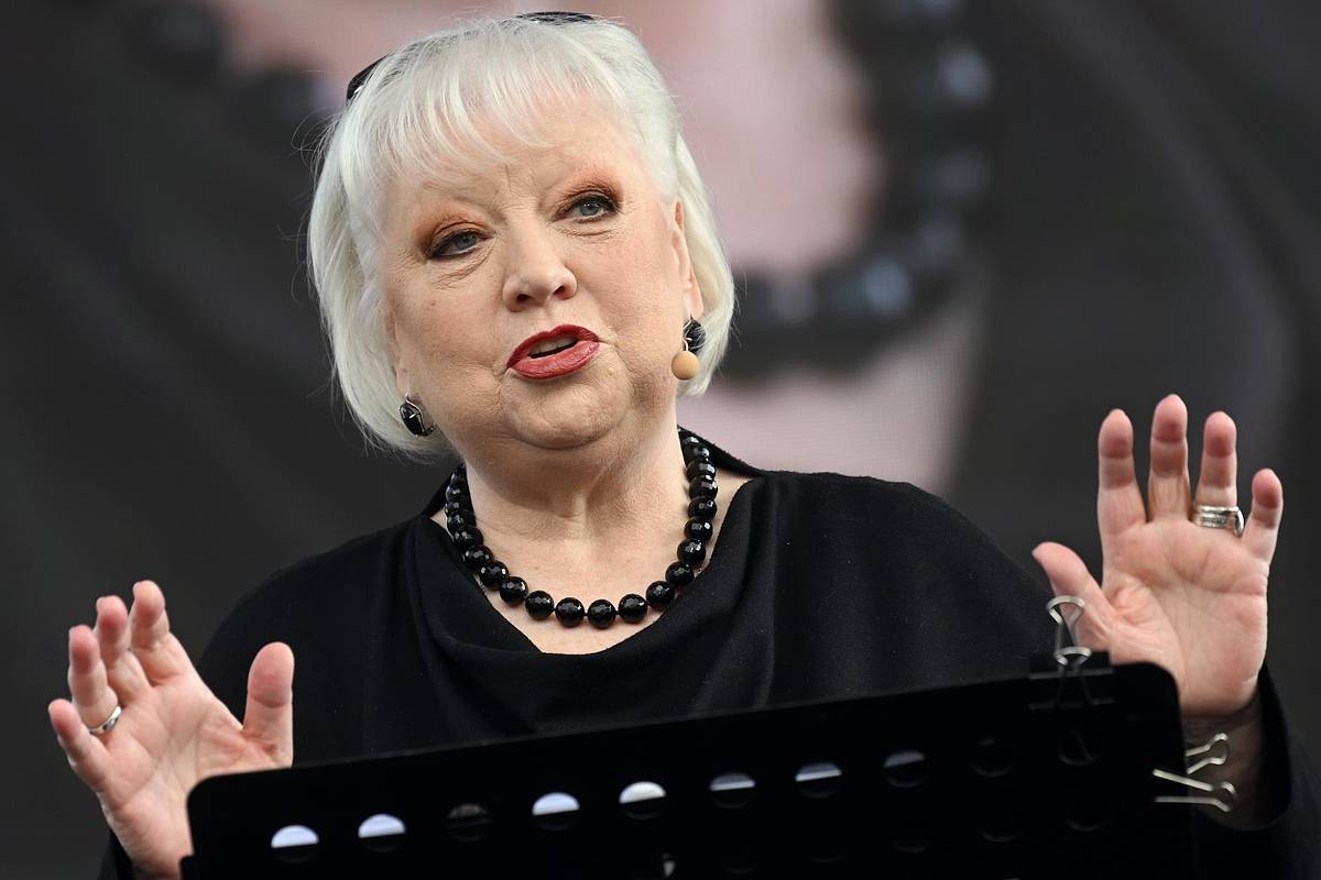 Поборовшая рак актриса Крючкова получила премию