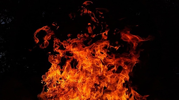 Пожарные спасли семерых человек из горящего дома на Русаковской