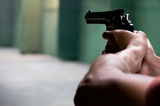 В Севастополе мужчина устроил стрельбу в баре