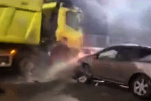 В Подмосковье массовое ДТП с грузовиками на гололедице попало на видео