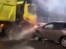 В Подмосковье массовое ДТП с грузовиками на гололедице попало на видео