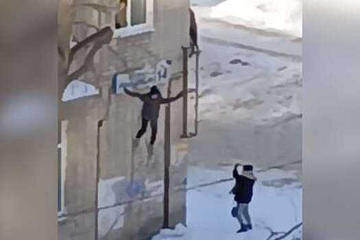 В Екатеринбурге школьник вышел на прогулку с другом через окно