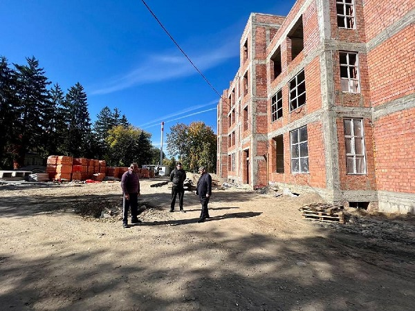 Глава КБР Коков проверил ход строительства Городской поликлиники №1 в Нальчике