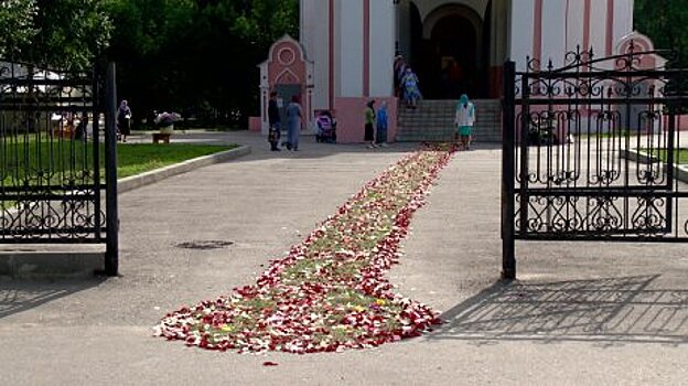 Пензенцы отметили день Петра и Павла службой и хождением по цветам