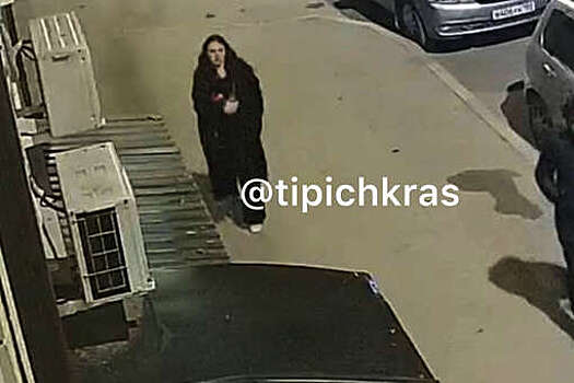 В Краснодаре женщина сорвала российские флаги и выбросила их в урну