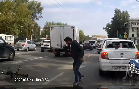 В Челябинске велосипедист головой выбил стекло у легковушки и скрылся