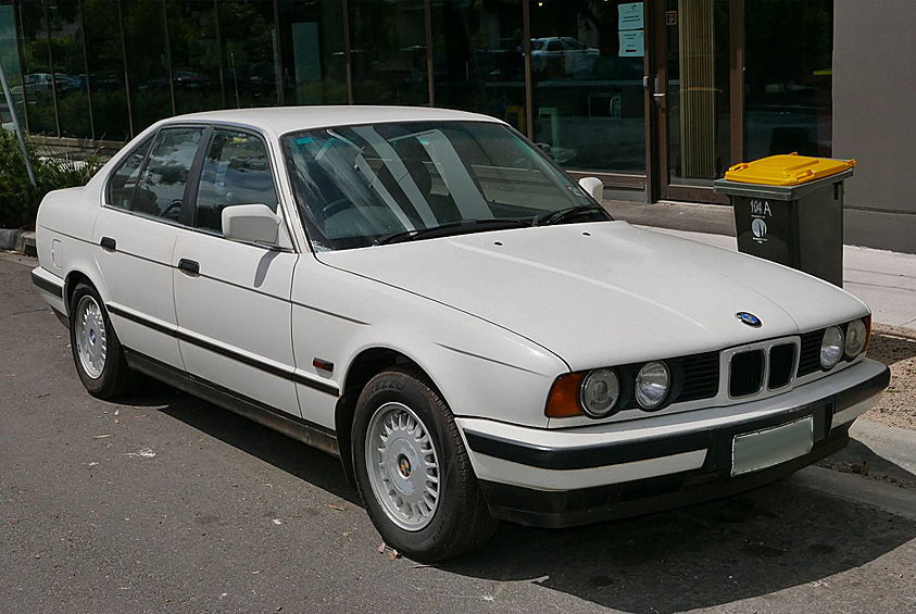 BMW 5 в кузове Е34 был востребован у бандитов, которые еще не добились на криминальном поприще больших высот, но уже шли к успеху. Бандиты считали ее обязательными атрибутами глухую тонировку и «красивые» номера. Надежный, простой, неприхотливый и мощный «бумер» в рейтинге бандитских машин 90-х уступал, пожалуй, лишь Mercedes S600, легендарному «шестисотому»