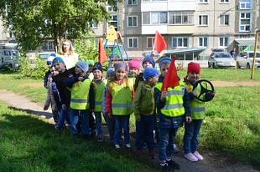 Детсадовцы Ачинска изучают ПДД в «Шагающем автобусе»