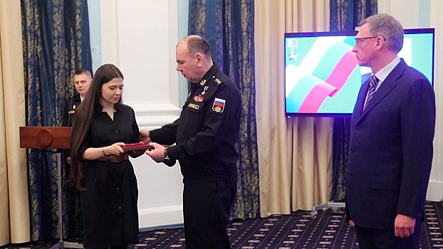 Командующий СФ вручил медаль Героя России семье погибшего лейтенанта Данильченко