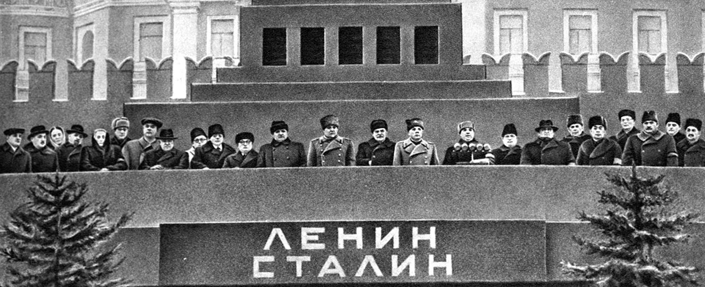 Трибуна Мавзолея в день похорон Иосифа Виссарионовича Сталина. На трибуне Мавзолея высшее руководство СССР