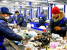 Что происходит с мусором после попадания в контейнер и как его сортируют