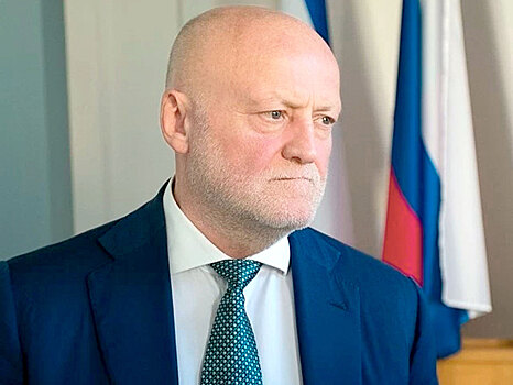 Главе Ялты вручили торт, изобразив его в виде Георгия Победоносца