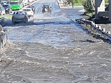 В Екатеринбурге потоп на Щербакова парализовал движение транспорта