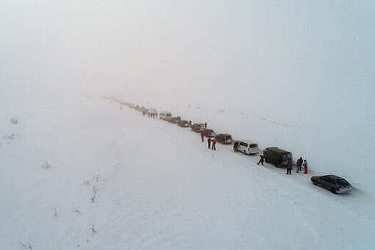 Очевидец: колонны с туристами в Териберке застревают из-за водителей-мигрантов