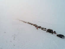 Очевидец: колонны с туристами в Териберке застревают из-за водителей-мигрантов