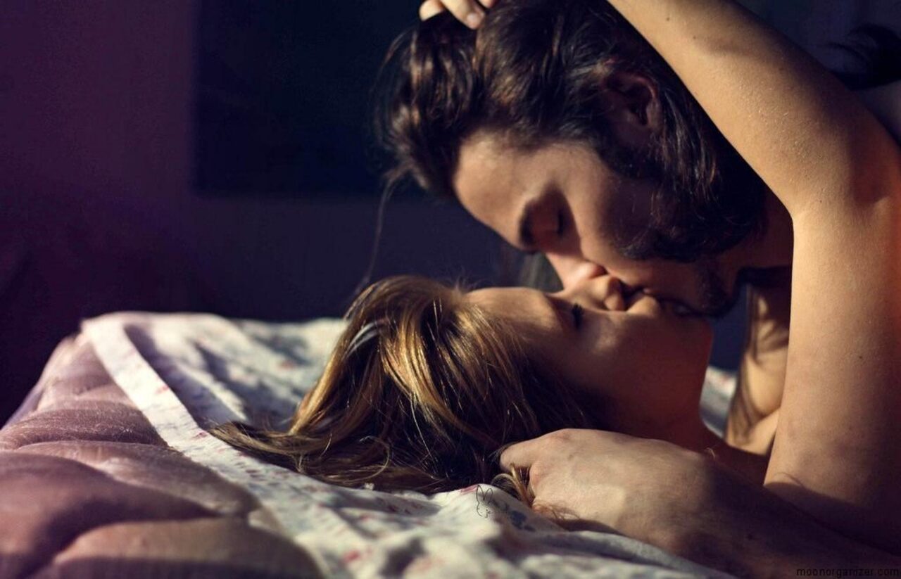 Нежным поцелуем на ночь. Поцелуй в постели. Страстные поцелуи. Поцелуй страсть. Страстные поцелуи в постели.