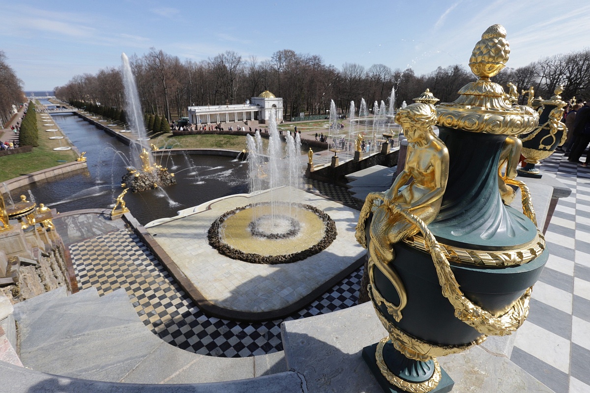 Юбилей Петергофа отметят фестивалями и фейерверком