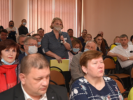 На мобильной приемной Администрации Вологды в мкр-не Лукьяново свои вопросы задали представители трех ТОС