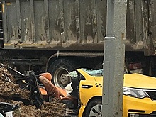 В Москве грузовик с песком опрокинулся на такси, есть жертвы