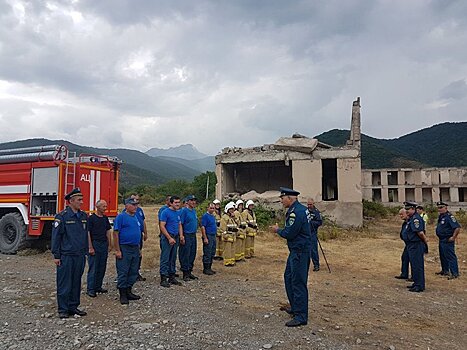 Спасатели МЧС Южной Осетии потушили "пожар" и спасли "пострадавшего"