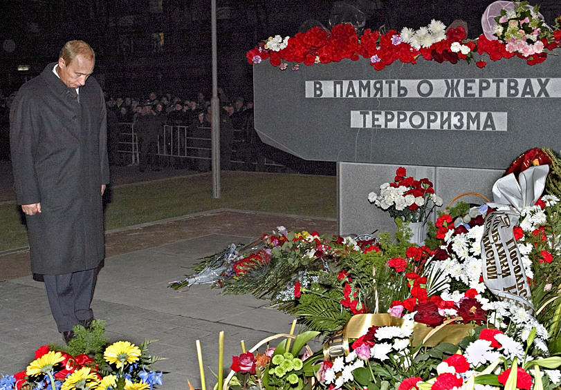  Владимир Путин у мемориала памяти жертв террористов на Дубровке