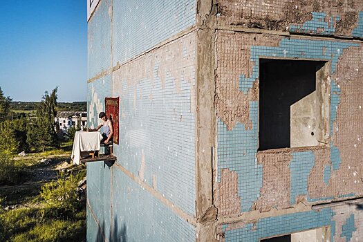 Самарский художник накрыл стол на четвертом этаже. Снаружи дома