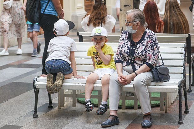 В России предложили начислять пенсионные баллы за воспитание внуков