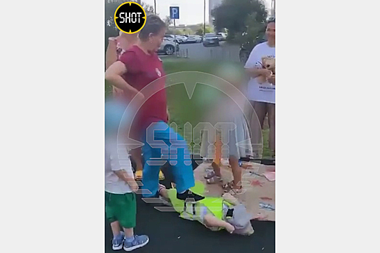 Повариха в Подмосковье пощекотала детсадовца ногами и возмутила родителей