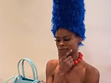 Прическа как у Мардж Симпсон прославила девушку в сети