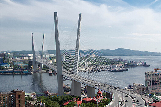 Перекрытая дорожная полоса на Золотом мосту парализовала автомобильное движение во Владивостоке