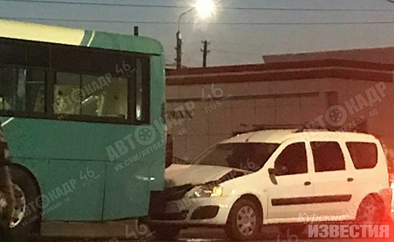В Курске «Ларгус» врезался в автобус