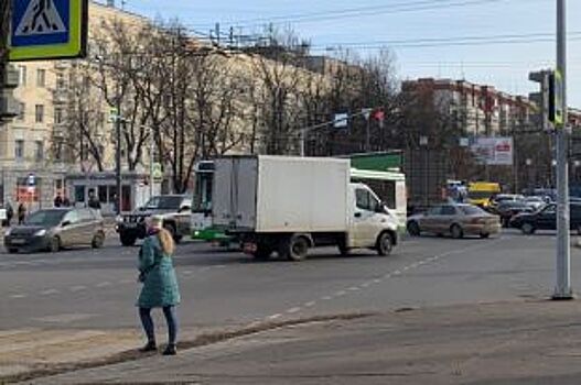 ДТП с грузовиком перекрыло движение на Советской улице в центре Ярославля