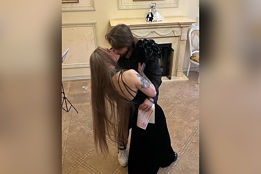 Нижегородцы расписались в загсе, нарядившись в стиле семейки Аддамс