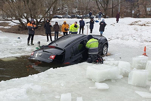 Упавший в Москву‑реку автомобиль достали из воды в Красногорске