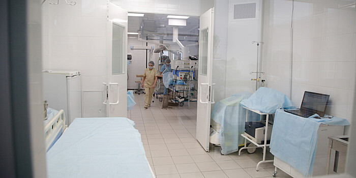 Новости за ночь, которые вы могли пропустить: модернизация больницы в Москве, смерть дизайнера Айрис Апфель и система распознавания дорожных знаков