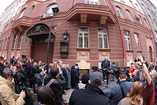 "Явление русской жизни": в память об Ирине Архиповой открыли мемориальную доску